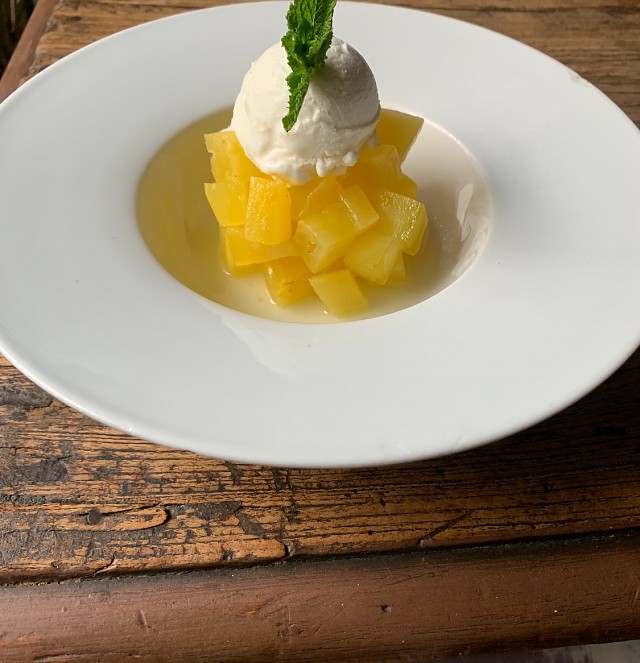 Tartar de piña con malibu