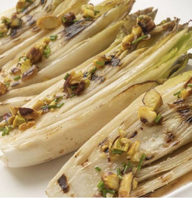 Endívies amb festuc i vinagreta de parmesà