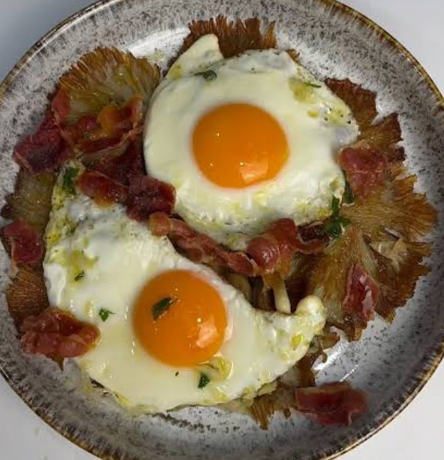 Setas con huevos y jamón 