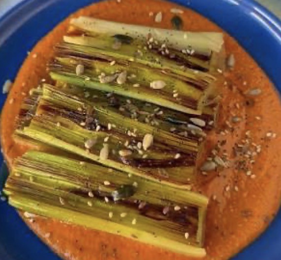 Puerros confitados con muhammara