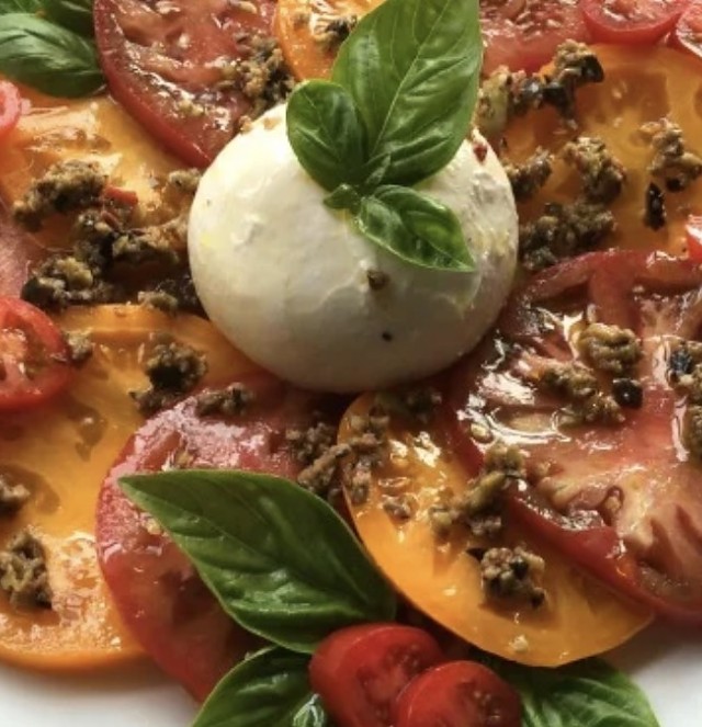Ensalada de tomate y burrata